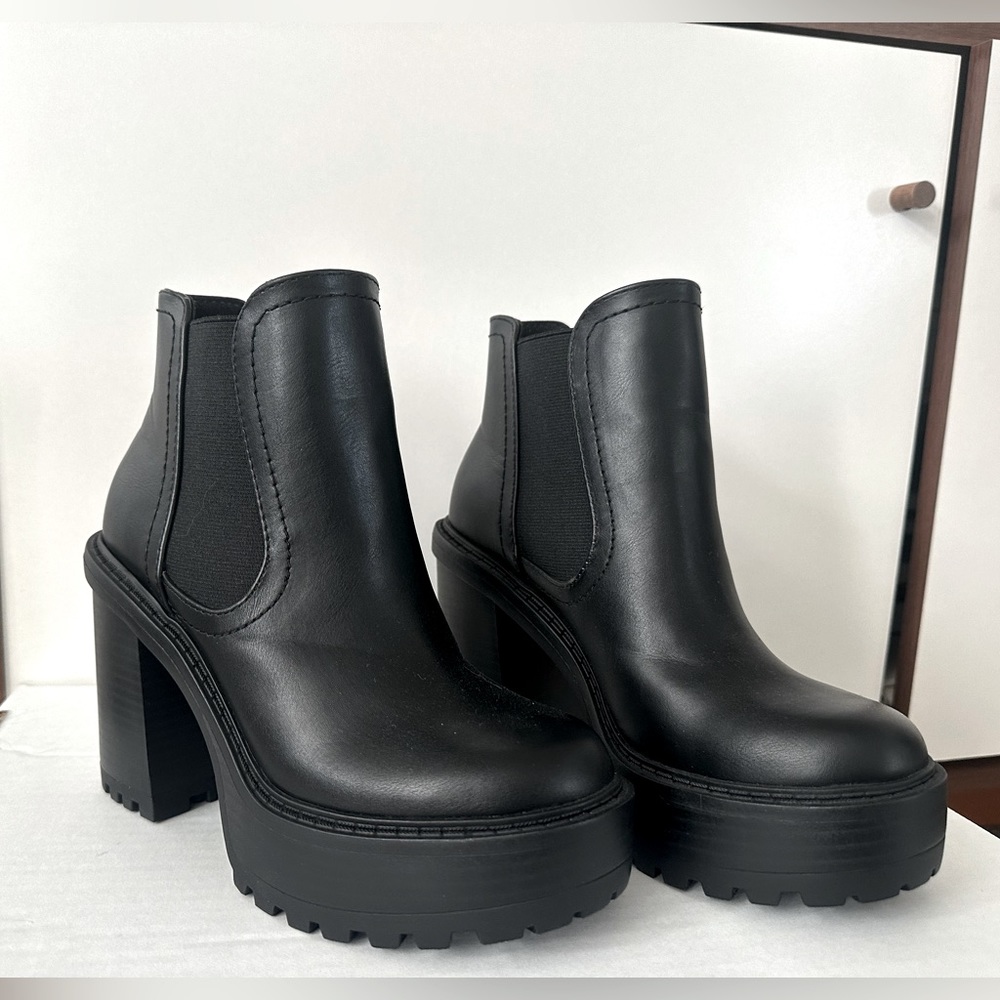 Soda size 5 1/2 boots